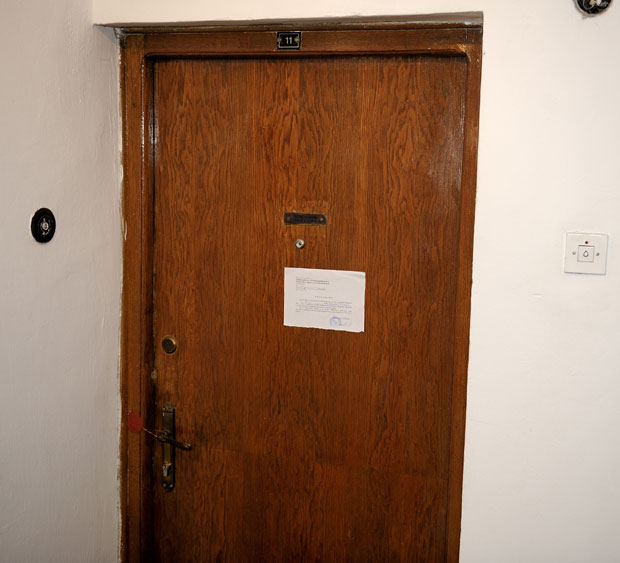 Ко је подизао пензију, зашто се није осећао смрад из стана и како то да нису долазили извршитељи због неплаћених рачуна? Смрт старца који је пет година лежао мртав све мистериознија